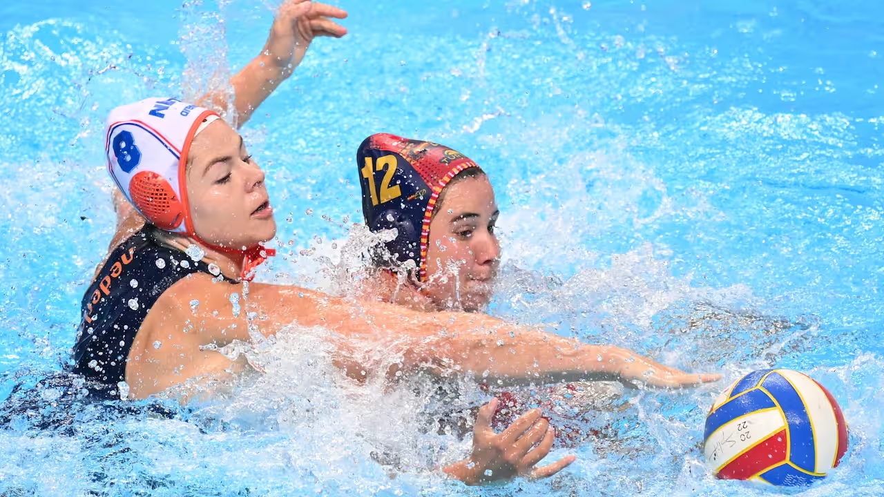 Orange narrowly loses to world champion Spain on first day of Waterpolo Cup Rotterdam