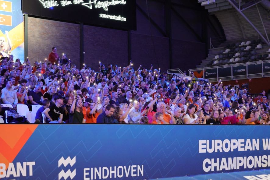 Volle tribunes tijdens het EK waterpolo in Eindhoven